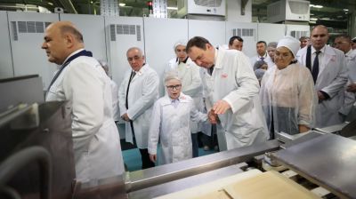 Главы правительств СНГ посетили фабрику "Объединенные кондитеры" и встретились с детьми из стран Содружества