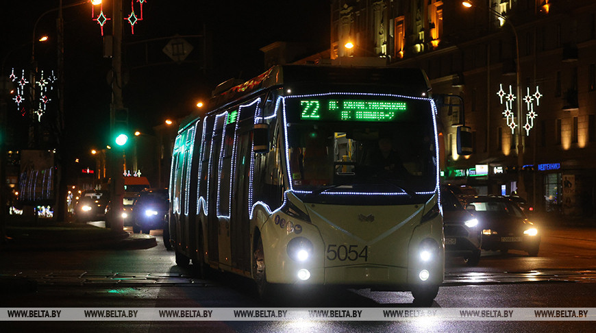 В Минске к Новому году украсили общественный транспорт
