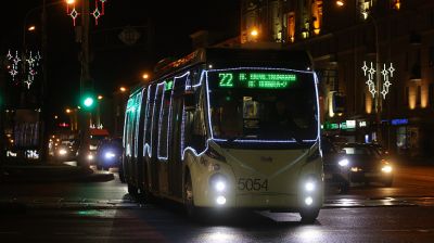 В Минске к Новому году украсили общественный транспорт