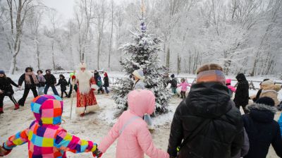 Тысячи туристов из Беларуси и зарубежья приехали в Беловежскую пущу на 20-летие поместья Деда Мороза