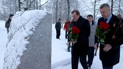 Священное место мужества и скорби. Белорусская делегация на Пискаревском кладбище почтила память жертв блокады Ленинграда