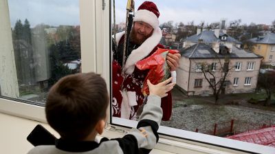 Деды Морозы - альпинисты поздравили пациентов детской клинической больницы в Гродно