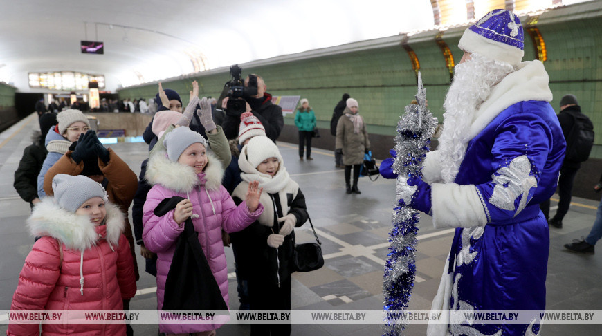 Пассажиров метро в Минске поздравили Дед Мороз и Снегурочка