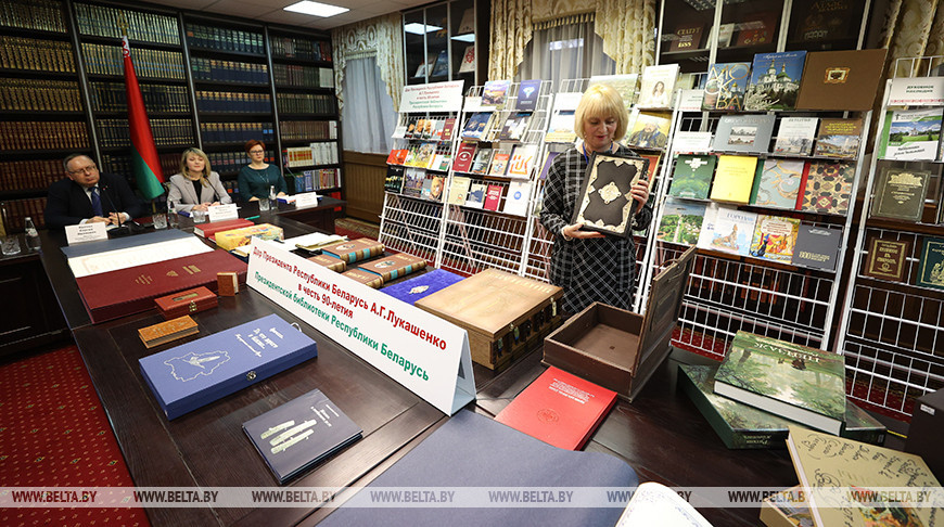 Фонды Президентской библиотеки Беларуси пополнили издания из личной коллекции главы государства