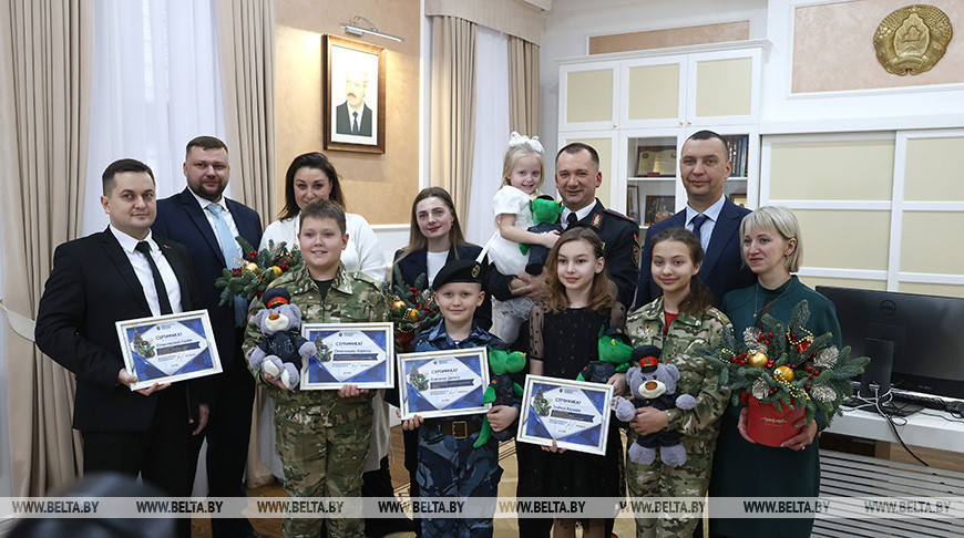 Кубраков вручил подарки юным победителям конкурса МВД