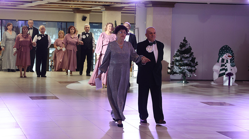 Пары элегантного возраста кружились в танце на Рождественском балу в Могилеве 