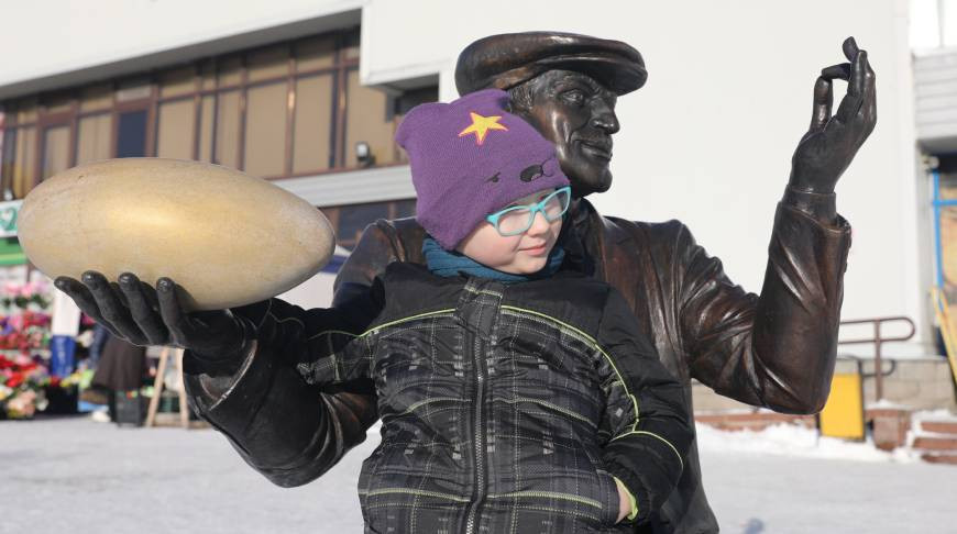 В Минске появилась скульптура торговца арбузами и дынями