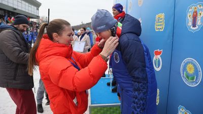 Домрачева наградила победителей спринтерских гонок "Снежного снайпера"