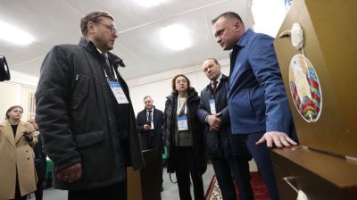 Главы миссий ШОС и МПА СНГ посетили избирательные участки в Минске