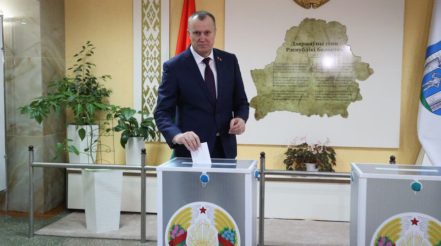 Анатолий Исаченко проголосовал на избирательном участке №56 Ленинского района Могилева
