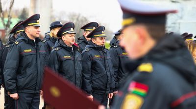 В Брестской крепости около 100 милиционерам вручили награды и погоны