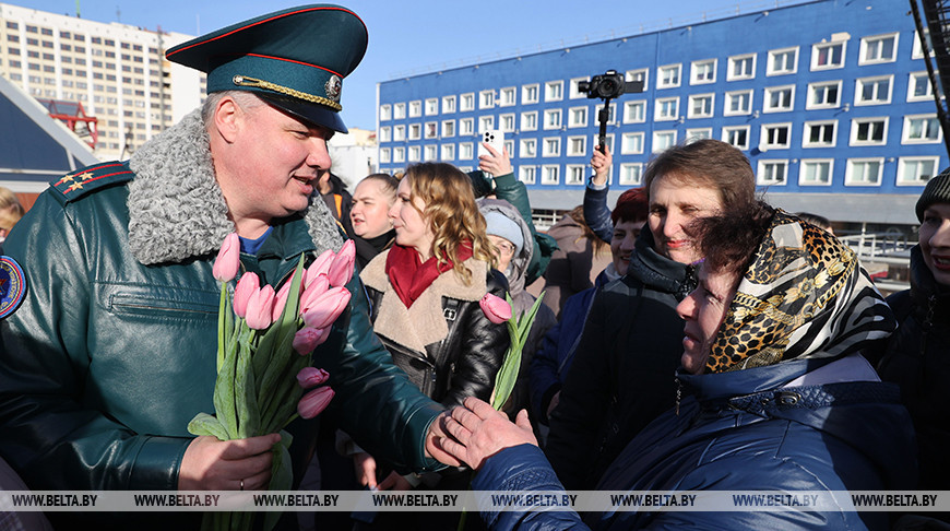 Спасатели в Витебске поздравили женщин с 8 Марта