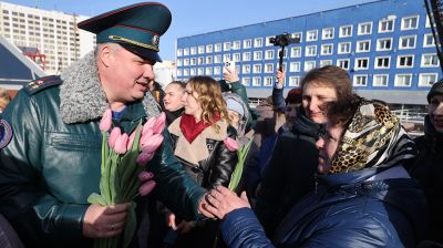 Спасатели в Витебске поздравили женщин с 8 Марта