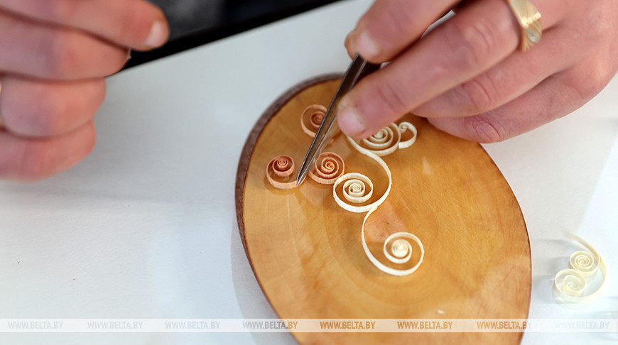 Уникальные мастера из Кореневки превращают деревянную стружку в произведение искусства