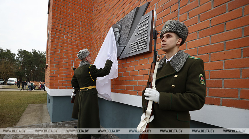 Мемориальную доску защитнику конституционного строя открыли в Пинском районе