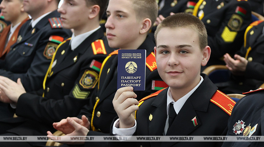 Кубраков вручил паспорта юным белорусам в канун Дня Конституции