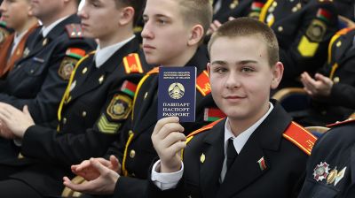Кубраков вручил паспорта юным белорусам в канун Дня Конституции