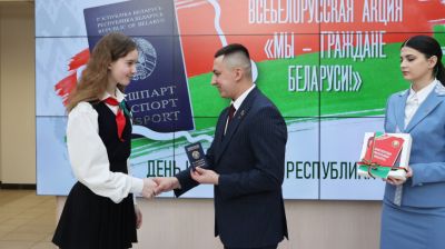 В Минской городской ратуше состоялась церемония вручения паспортов школьникам