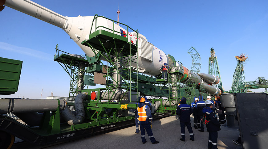 На Байконуре ведется подготовка к старту ракеты с пилотируемым кораблем "Союз МС-25"