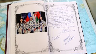 Марина Василевская оставила подпись в книге почетных гостей в Музее космодрома "Байконур"