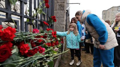 В Минске несут цветы и лампады к посольству России в связи с трагедией в Подмосковье