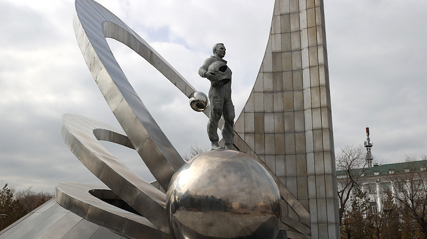 Памятник "Покорителям космоса" в Караганде
