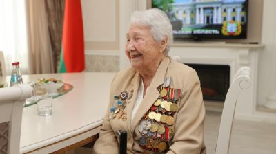 Ветерану Аэлите Самсоновой вручили юбилейный знак к 80-летию освобождения Гомельской области