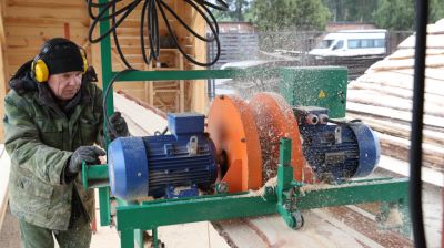 Новое оборудование ввели в эксплуатацию в цехе по деревопереработке в Хойниках