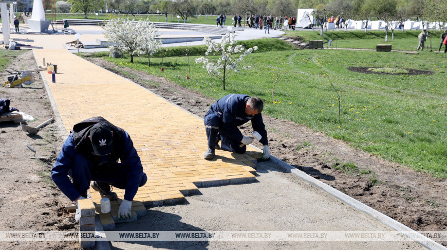 Республиканский субботник проходит в мемориальном комплексе "Детям - жертвам войны" в деревне Красный Берег