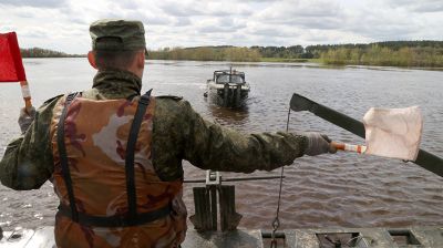 Военные понтонеры тренируют навыки наведения переправ в Могилевском районе