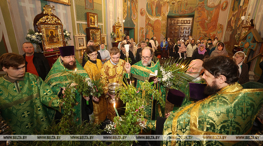 Православные верующие празднуют вербное воскресенье