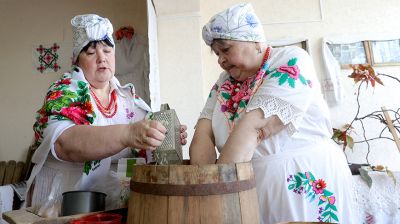 Пасхальные традиции: в агрогородке Обольцы выпекают куличи по старинному рецепту