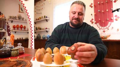 Мастер из Вилейского района создает необычную коллекцию пасхальных яиц из разных пород дерева