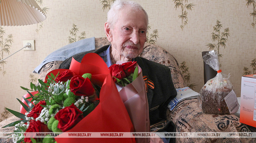 "Праздник в доме каждого". Белорусской Красный Крест вручил подарки ветеранам