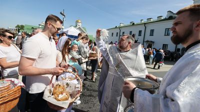 Накануне Пасхи православные верующие Минска освящают пищу   