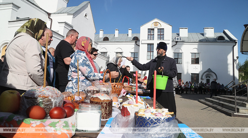 В преддверии Пасхи православные верующие освятили пищу в храмах Беларуси  
