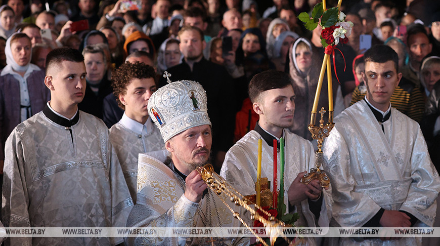 Православные верующие празднуют Пасху  