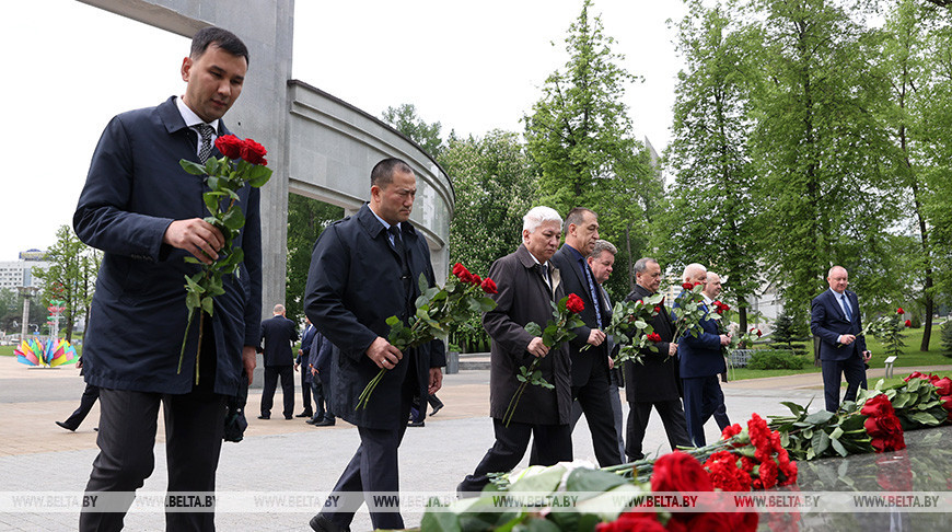 Руководство Исполкома СНГ и постпреды государств Содружества возложили цветы на Аллее Дружбы в Минске