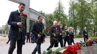 Руководство Исполкома СНГ и постпреды государств Содружества возложили цветы на Аллее Дружбы в Минске
