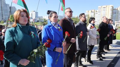 Накануне Дня Победы прошла церемония возложения цветов у стелы "Минск - город-герой"