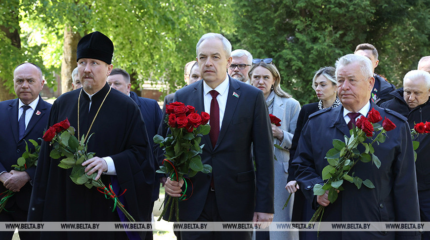 Сергеенко возложил цветы к мемориальному комплексу на Военном кладбище Минска
