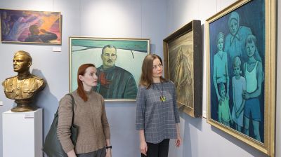 На выставке "Цена Победы" в Витебске представлены более 40 картин