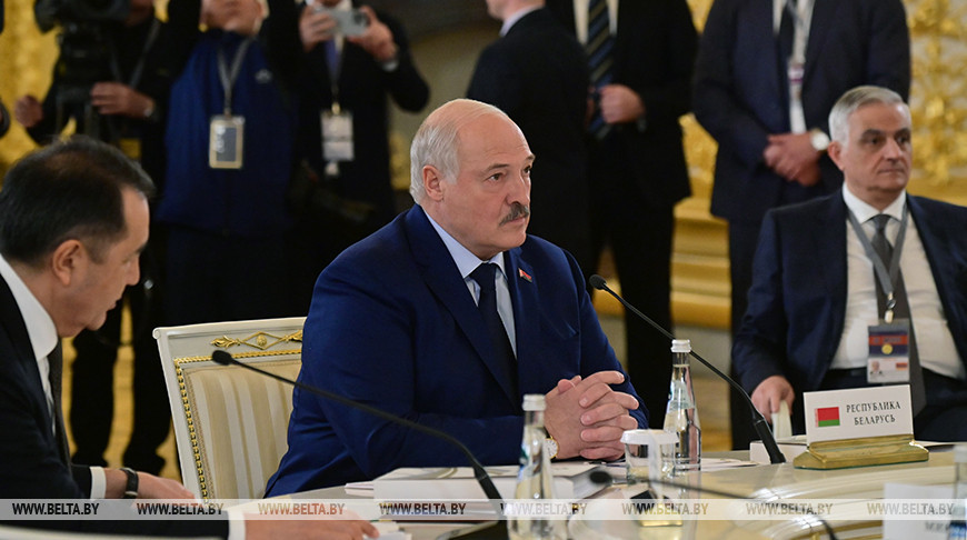 Лукашенко принял участие в саммите ЕАЭС в узком составе