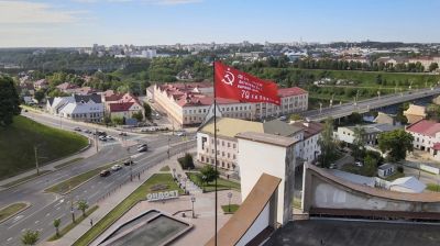 Знамя Победы подняли над Гродненским драматическим театром
