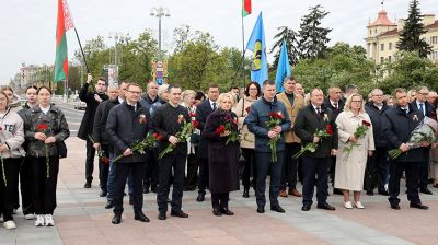 Народное возложение цветов проходит у монумента Победы в Минске