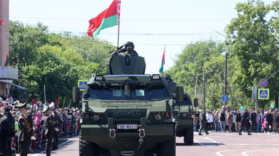 Парадом Победы прошло более 20 единиц военной техники на главной площади Гомеля  