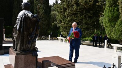 Лукашенко возложил венки к могиле Гейдара Алиева и монументу павшим героям в Баку  
