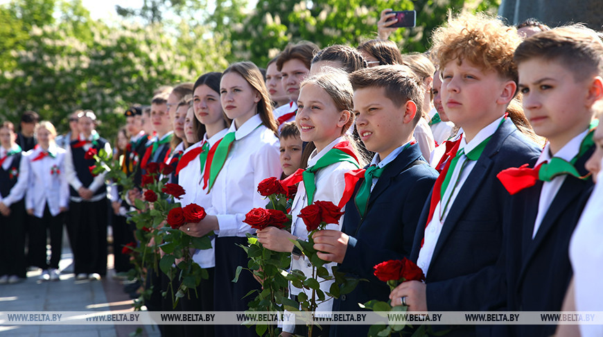 Церемония прощания с пионерским галстуком состоялась у стелы "Минск - город-герой"