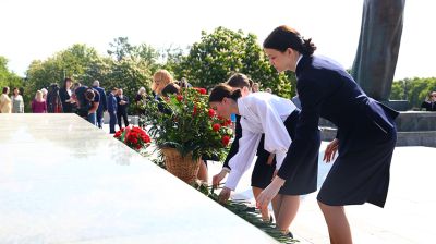 Руководители сфер образования Беларуси и России возложили цветы к стеле "Минск город-герой"