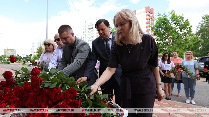 Цветы в знак скорби и соболезнований в связи с трагедией в Иране несут к посольству в Минске